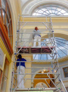 A Galeria estava em reforma e sendo restaurada por mulheres jovens. Vi pelos menos quatro.