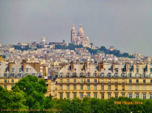 Da varanda do museu vislumbra-se bela vista. Dentre elas, bem em frente, vê-se Montmartre e a Igreja de Sacre Coeur.