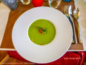 O creme frio de petit-pois, agrião, salmão defumado (ao centro) e limão não estava mau.