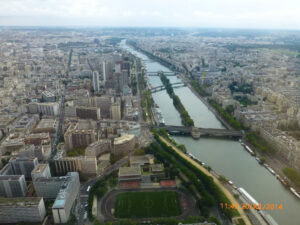 AFAC Sport (Kung Fu Adulte et Enfant) em primeiro plano e Rio Sena.