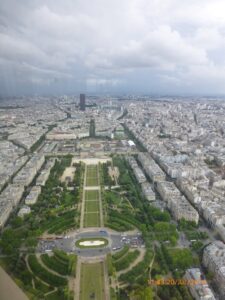 Champ de Mars (Campo de Marte) em primeiro plano. Ao fundo a Tour Montparnasse.
