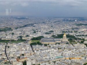 Les Invalides no destaque amarelado - Monumento onde se encontra o túmulo de Napoleão Bonaparte.