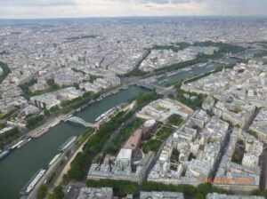 Musée du Quai Branly em primeiro plano.