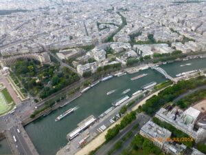 Da esquerda para a direita: no canto, Parque du Trocadéro, onde está o aquário de Paris; Rio Senna, e parte do Museu do Cais Branly - à direita, embaixo.