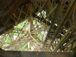 Acredita-se que hoje em dia a Torre Eiffel pese mais de 10 toneladas.