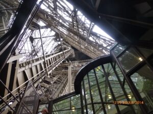 Mais de 300 degraus separam o térreo do primeiro andar.