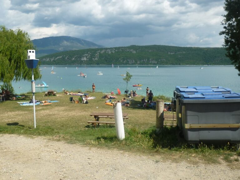 Alguns trechos da margem do Lago de Santa Cruz que se prestam para os apreciadores de um bom mergulho no Verão.