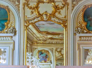 O salão ocupado pelo restaurante é puro deslumbramento, bem como o destinado aos bailes na época em que o prédio foi ocupado por um hotel.