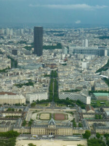École Militaire em primeiro plano. A torre, ao fundo, é a Montparnasse - 59 andares e ainda um observatório.