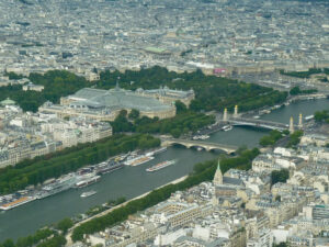 Os prédios que vemos à esquerda da foto, de teto s azulados, são o Grand Palais (o maior) e o Petit Palais ( o menor).