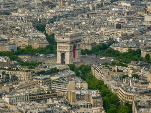 O que se avista do alto do Arco do Triunfo é um trânsito intenso e louco devido às avenidas que o cercam e uma Paris que parece ter sido construída com régua e compasso.