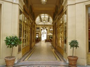 A Galeria Vivienne é para ser apreciada - este é o termo correto. Passear por seus corredores a admirar cada vitrine, cada detalhe de sua arquitetura, como quem admira uma jóia. Na verdade, a comparação lhe cai como uma luva.