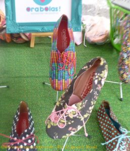 A grife está no Facebook - orabolasacessoriosnecessarios e no Instagram: @orabolassapatilhas. Tel: 9-8750.4402. Site: orabolas.iluria.com. As bolsas são confeccionadas com tecido e couro e resistem à chuva.