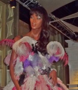 Naomi Campbell parece estar pronta para encarar uma comissão de frente de alguma escola de samba.