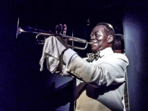 Louis Daniel Armstrong era saxofonista, trompetista e cornetista.