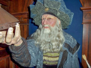 A escultura de Leonardo da Vinci é tão real, que me pareceu que a qualquer momento fosse se movimentar."Leonardo di Ser Piero da Vinci, ou simplesmente Leonardo da Vinci, foi um polímata nascido na atual Itália, uma das figuras mais importantes do Alto Renascimento, que se destacou como cientista, matemático, engenheiro, inventor, anatomista, pintor, escultor, arquiteto, botânico, poeta e músico." (Wikipedia) Resumindo: era um gênio!