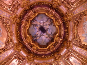 Centro do Palácio das Miragens, criado em 1900, para a Exposição Universal de Paris. A idéia da projeção de imagens é proporcionar ao visitante a sensação de estar em um grande caleidoscópio(?).