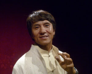 Jackie Chan, é um ator, produtor, roteirista, coreógrafo, diretor de cinema, cantor e especialista honconguês em artes marciais, tendo estudado hapkido e vários estilos de Kung Fu, como Drunken Fist, Wing Chun, Shaolin do Norte, Monkey Style e Wushu moderno.