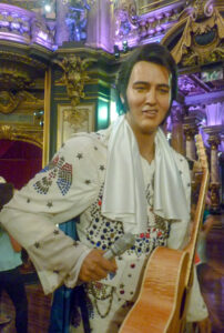 A beleza de Elvis Presley foi prejudicada.