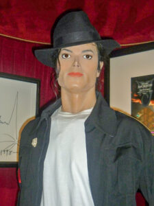 ...bem como a figura de Michael Jackson. Infelizmente, ele passou a lembrar um boneco de cera quando iniciou seu processo de desfiguração. Sob esta ótica..., está perfeito.