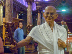 Mahatma Gandhi, cujo nome de batismo era Mohandas Karamchand Gandhi, foi um líder religioso e ativista que lutou pela independência da Índia.