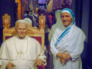 Papa João Paulo II e Madre Teresa de Calcutá estão lindos.