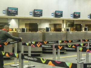 3.45 da manhã foi que este mesmo funcionário iniciou a arrumação das colunas e fitas para organizar a fila.