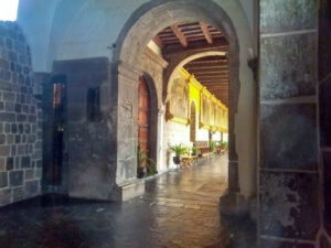 Parte interna do convento, próxima às ruínas incas.