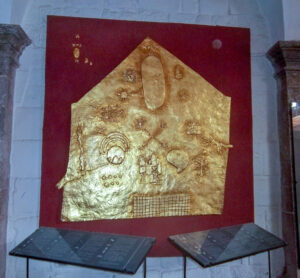 Uma pequena amostra do suposto revestimento das paredes de Qorikancha que escondiam não só ouro, mas prata e pedras preciosas.