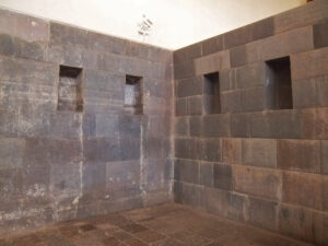 Encaixes perfeitos. Templos eram erguidos em forma trapezoide como medida preventiva contra sismos.