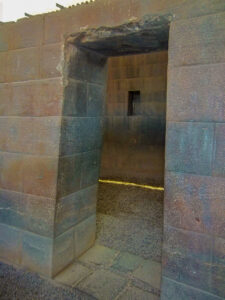 Formato piramidal em portas e nichos.