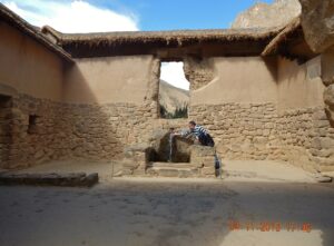 Fonte de água no sítio arqueológico. Local limpo e bem preservado. Fiel escudeiro e companheirão de viagens se refrescando na fonte.