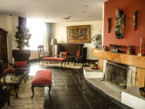 Outro aspecto do vasto saguão do hotel, muito bem preparado para acolher seus hóspedes para um bate-papo animado, um rápido descanso ou até mesmo para curtir o ambiente requintado.