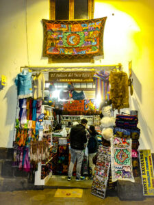 Artesanatos na Calle Sunturwasi, bem próxima ao Cicciolina.