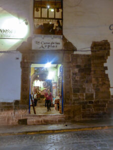 Ambos estes centros artesanais, na foto acima e na de baixo, ficam na Plazoleta Jesus Lambarri.