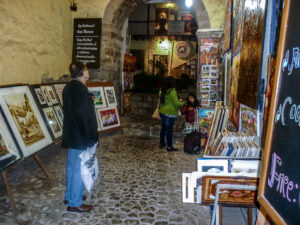 Nesta pracinha ficam: um centro de artesanato que não cheguei a visitar e uma loja sortida de finos artesanatos a preços convidativos.