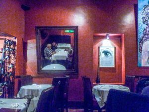 Obras de arte estão distribuídas pelas paredes de todo o Cicciolina. Decoração de extremo bom gosto.