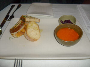 Abertura de trabalhos: pães quentinhos e temperados, sempre acompanhados por molhos picantes.