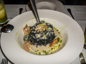 Pratos muito bem servidos. Na foto, a metade de uma porção de massa. De sabor especialíssimo, chegou fumegando à mesa já envolta em delicioso molho com camarões.