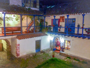 Em Cusco há diversos pátios iguais a esse onde encontramos artesanatos, restaurantes e galerias de arte. Sempre nos revelam uma grata surpresa.