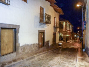 Saímos do restaurante  decididos a nos deixar escorregar pelas calçadas luzidias de Cusco até pegarmos um taxi. Noite muito fria, maravilhosa.