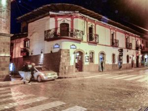 Passear pelo Centro Histórico de Cusco é voltar ao passado e sentir que cidade atravessa o tempo sem perder sua originalidade. Pena que não pude desfrutá-la como desejei.