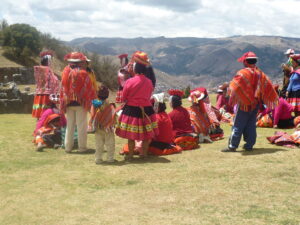 Quechuas chamaram atenção com suas roupas coloridas.