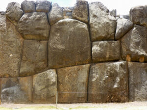 Encaixes perfeitos e sem argamassa entre as pedras constituíram mistério durante anos.