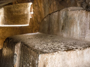 Mesa que servia para mumificação de pessoas notáveis bem como para sacrificar animais e dedicá-los aos deuses.