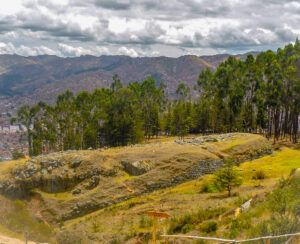 Qenqo, em quéchua,significa Labirinto ou Ziguezague. Este centro cerimonial foi construído para sulto e veneração de deidades incas importantes. 