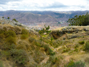 Na parte alta deste complexo, há relevos em pedra - escadas e um relógio solar - que eram usados pelos astrônomos incas e sacerdotes para medir o tempo. E para variar, no solstício de inverno, estas proeminências formam a figura de um puma com os olhos luminosos ao surgirem os primeiros raios solares. Informações de Erick Manga A. no livro Cusco - Atrações e Tradições.