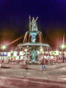 Esta imagem conta uma história interessante cujo link deixarei no final da postagem. Trata-se uma representação do inca que representa Manco Capac - o primeiro governador e fundador da cultura inca em Cuzco