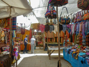 Muitas opções em calçados, bolsas, vestimentas, bijouterias e jóias em prata.