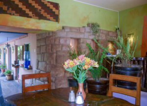 O Café Colher de Pau, a recepção do hotel e o caixa - tudo bem planejado em um mesmo ambiente.